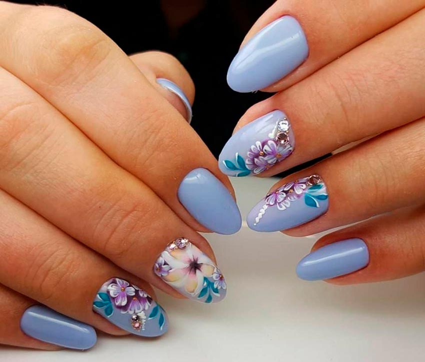 Des fleurs sur les ongles
