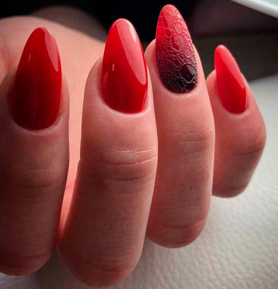 Manucure rouge mousseuse