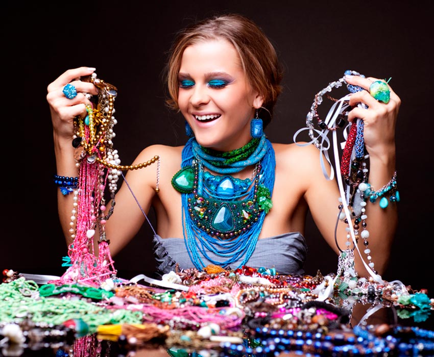 Comment choisir des bijoux de cou et de visage