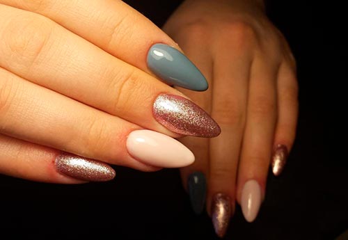 Paillettes et brillance pour les ongles : bon usage et tendances de la mode
