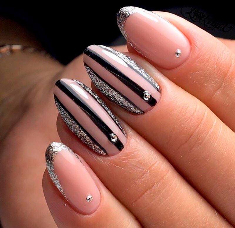 Peindre avec des paillettes sur les ongles