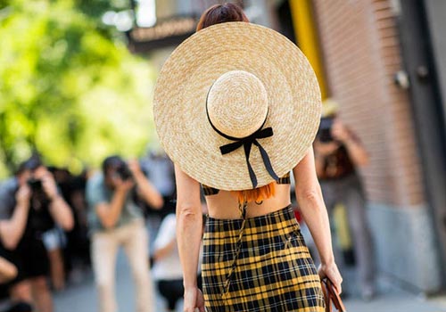 Chapeaux à la mode pour femmes: été 2026